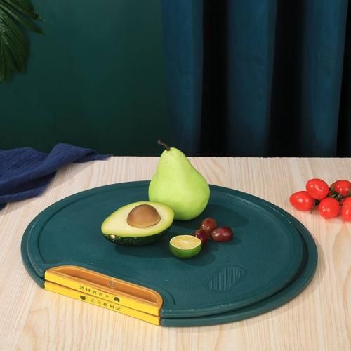 • The cutting board is scratch-resistant